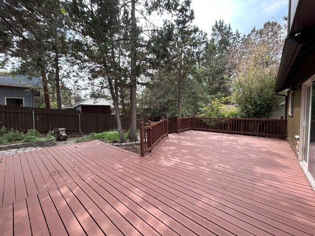 Building Photo - 3 Bedroom Home in SW Bend Just Minutes From the Old Mill