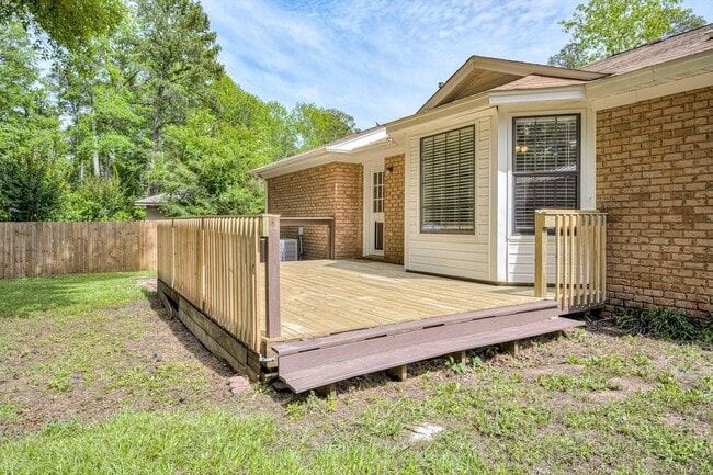 Building Photo - 323 Forest Ct