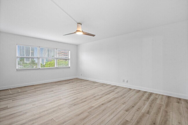 Building Photo - 550 Bayshore Dr