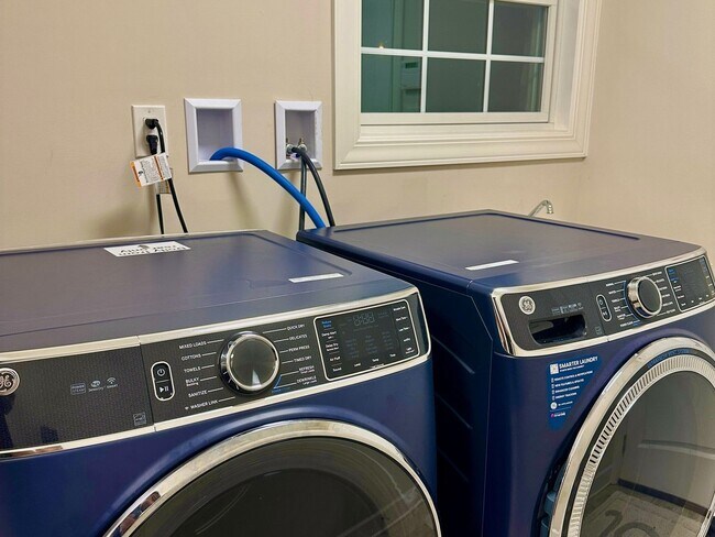 Building Photo - 3 Bedroom semi furnished Duplex type House in Imperial