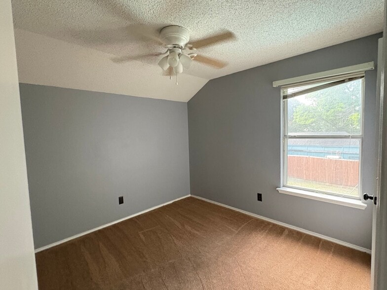 Building Photo - 4040 Periwinkle Dr