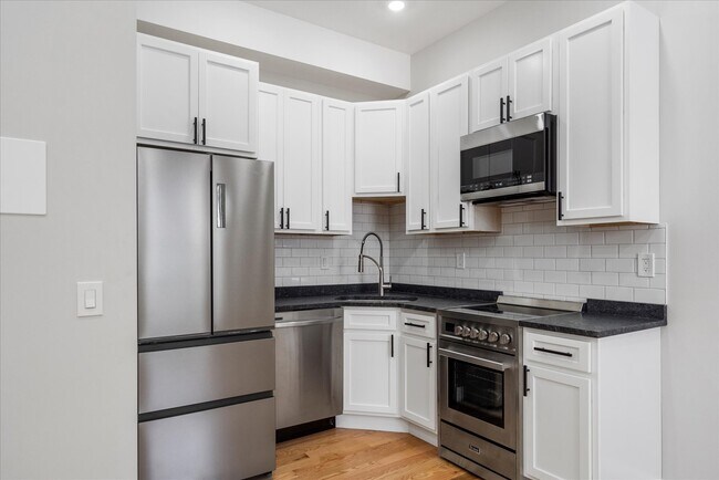 Building Photo - 334 Saint Paul Pl