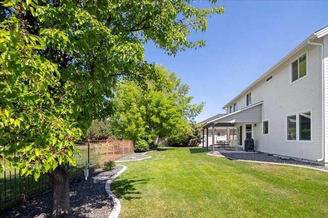 Building Photo - 581 N Devon Pl
