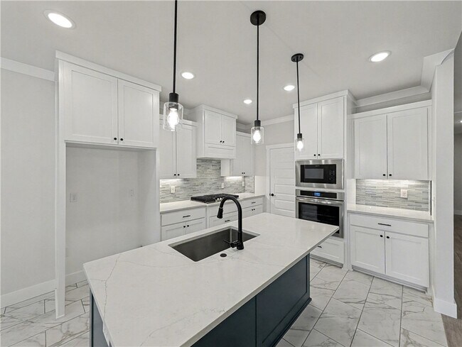 Building Photo - 6907 SW High Meadow Blvd