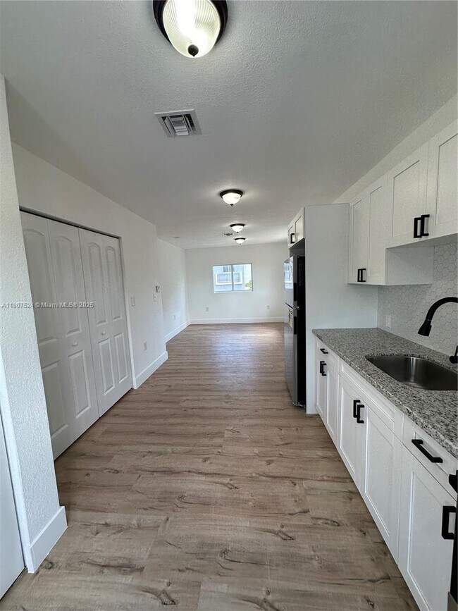 Building Photo - 3123 NW 22nd Ct