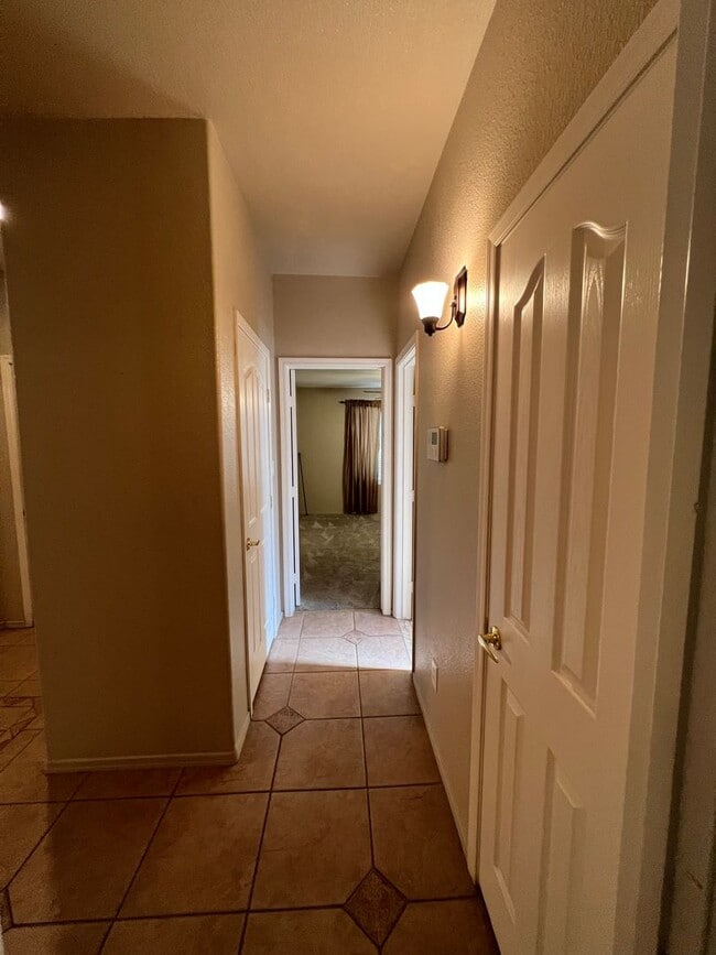 Building Photo - 3 BEDROOM HOME IN FALLS RANCH!