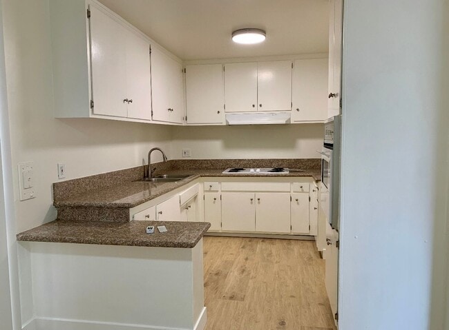Building Photo - Spacious 3 bedroom unit located in Canoga Park! MOVE IN READY