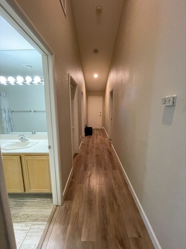 Building Photo - 3 Bedroom 2 Bath Home Off Durango