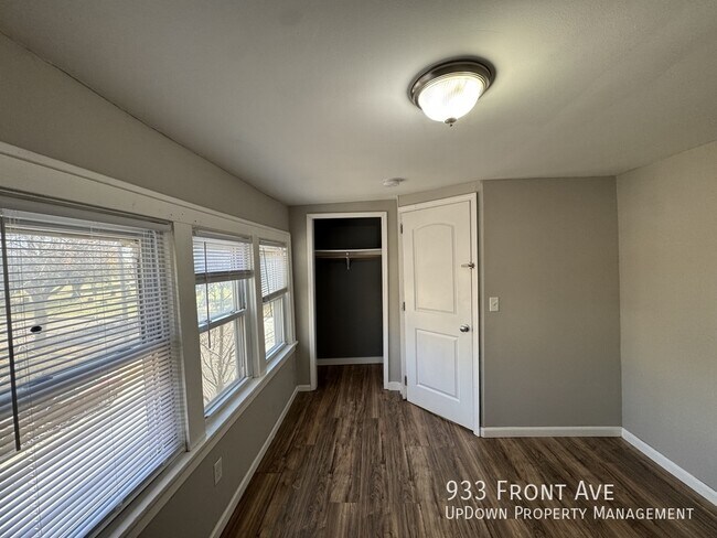 Building Photo - 933 Front Ave