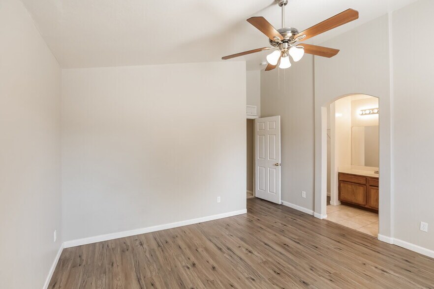 Building Photo - 5704 S 32nd Dr