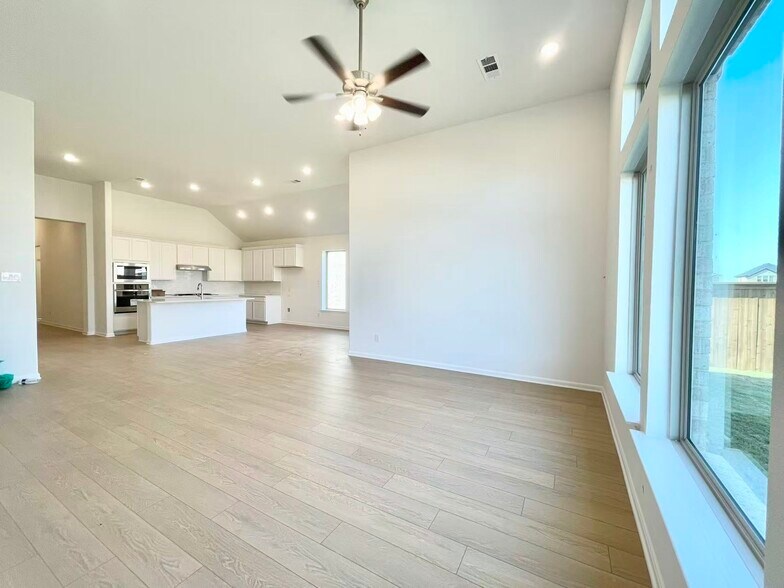 Building Photo - 16205 Garden Dr