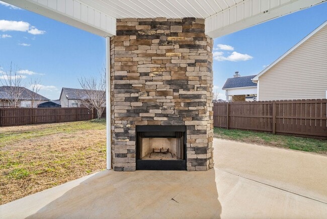 Building Photo - Pet Friendly Three Bedroom with Bonus!