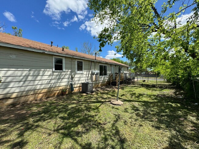 Building Photo - 1301 Franz Dr