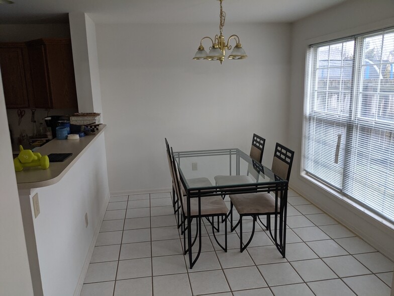 Breakfast Nook - 628 Hadlow St