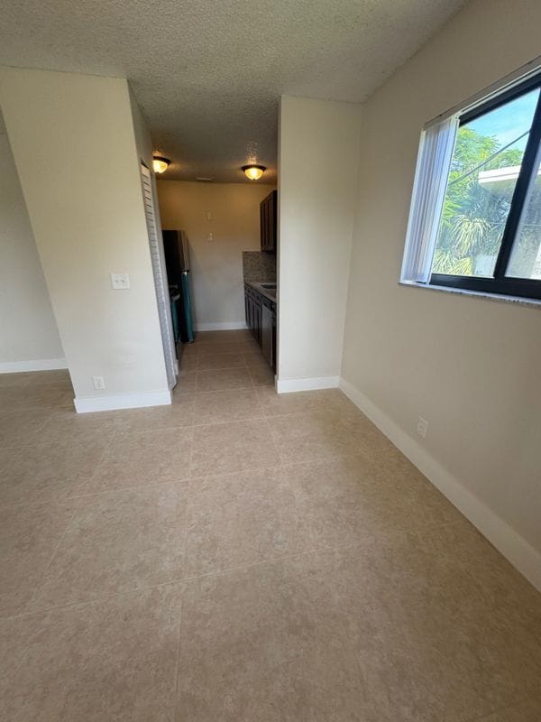 Building Photo - 1121 W River Dr