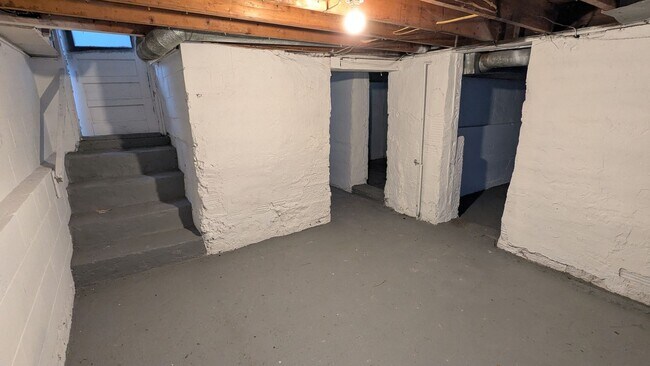 Building Photo - Charming 5-bedroom home located in the heart of Akron