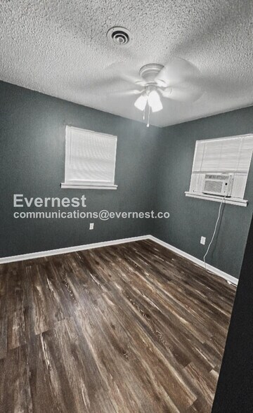 Building Photo - 4922 E Willow St