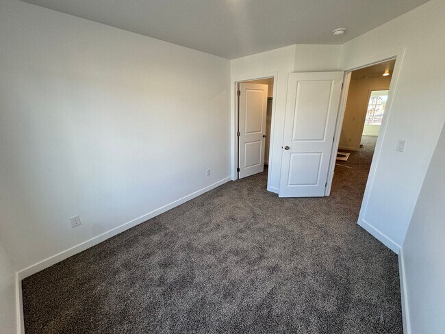 Building Photo - Brand New Long Valley Town home!!