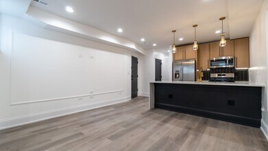 Building Photo - Contemporary 2-Bed, 2-Bath Garden Apartment in Uptown – Move-In Ready!