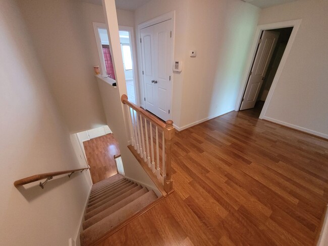 Building Photo - Gorgeous 3 bedroom, 2.5 bath townhome-styl...