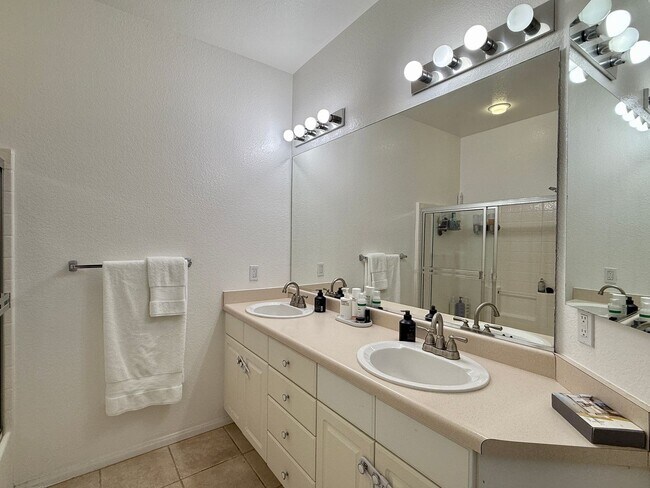 Building Photo - Vibrant 3 Bedroom Townhome in Bressi Ranch