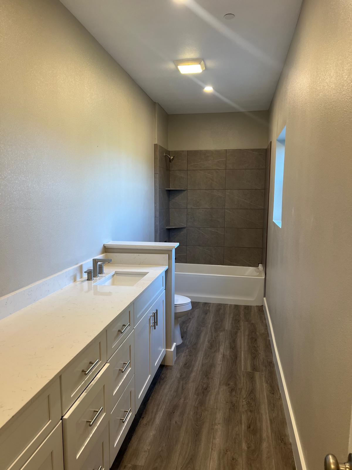 Building Photo - Room in Apartment on Richlands Way