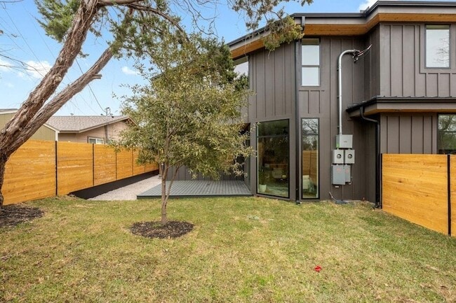 Building Photo - 1409 Valleyridge Dr