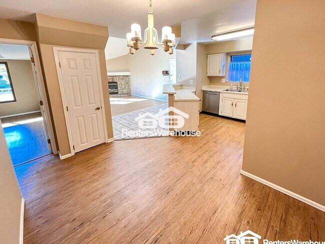 Building Photo - 12093 W Cross Dr