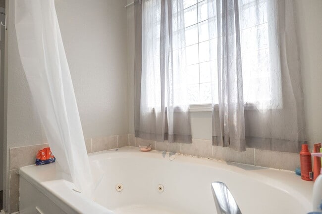 Building Photo - 4Bd/3.5Ba Home Available