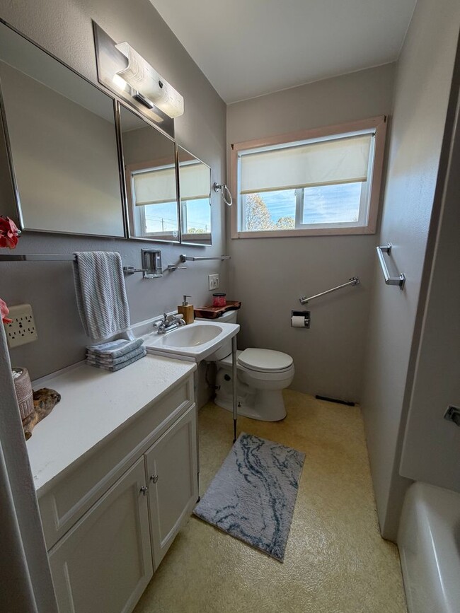 Building Photo - 3bed, 1bath home for rent in quiet Waterlo...