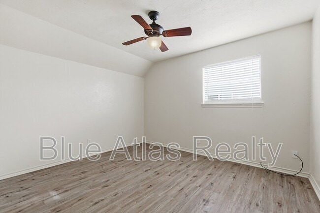 Building Photo - 704 Skyline Dr