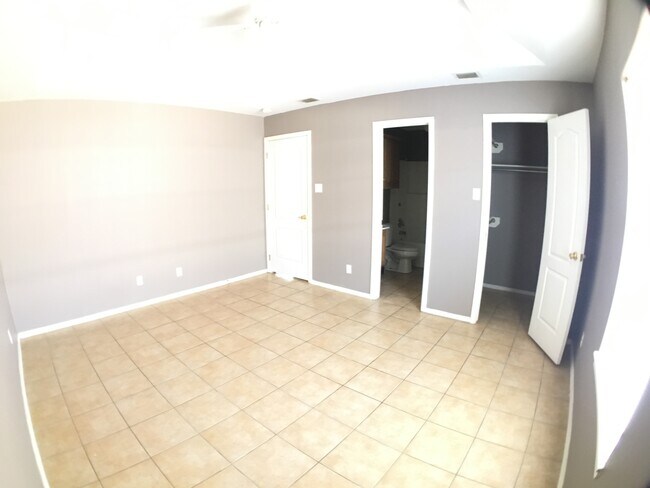 Building Photo - 820 N Cross Ln