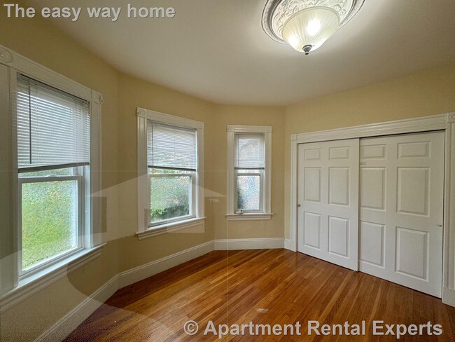 Building Photo - Somerville/Teele Square 2 Bedroom