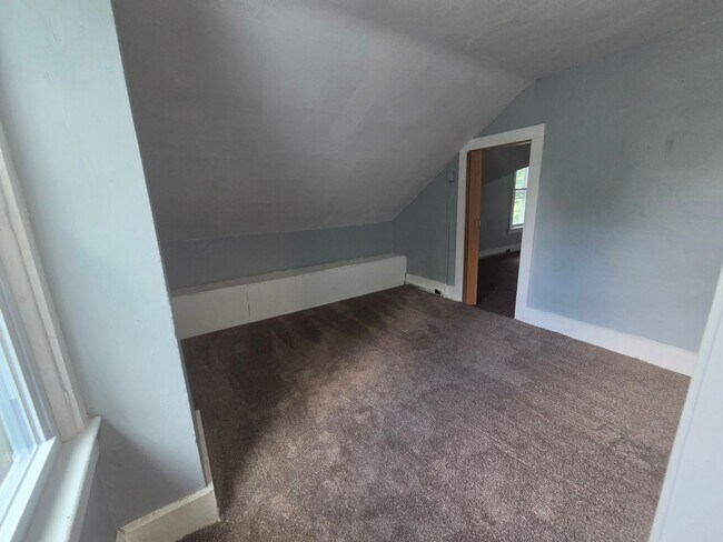 Building Photo - 2 bedroom townhouse style apartment on west side.