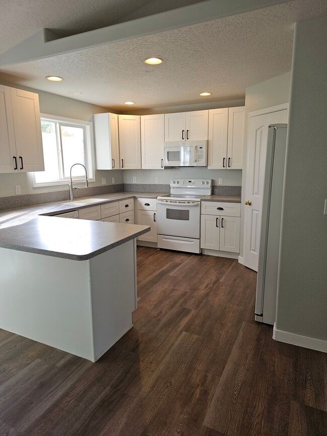 Building Photo - Updated Open Floor Plan in Nampa!