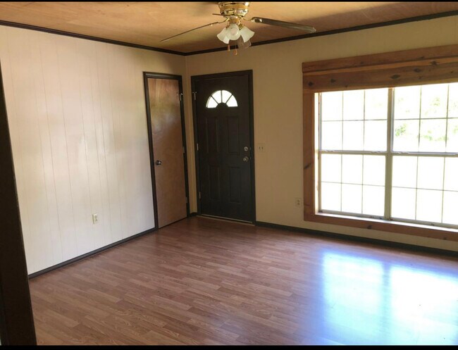 Building Photo - 611 W Camp Ave