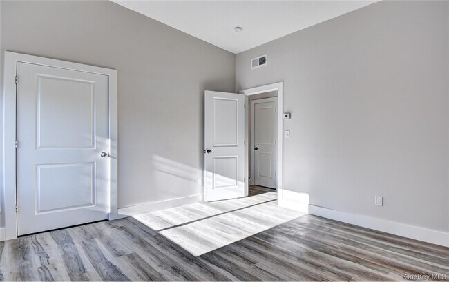 Building Photo - 292 Main St