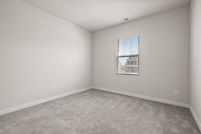 Building Photo - Spacious, Modern Ranch in Rossview!