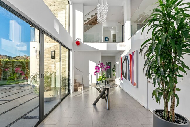 Building Photo - Prestigious Hollywood Hills Home for Rent