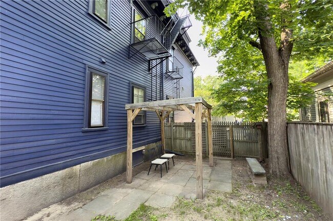 Building Photo - 64 Willow St