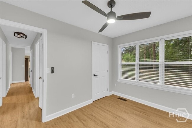 Building Photo - 131 Pointe S Dr