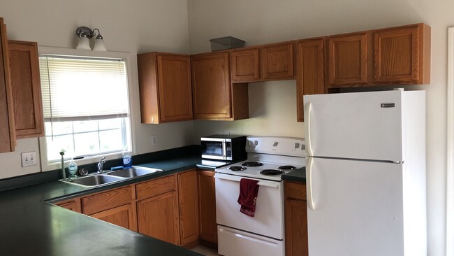 Building Photo - 3 Bedroom Available August 2025;  Monthly ...