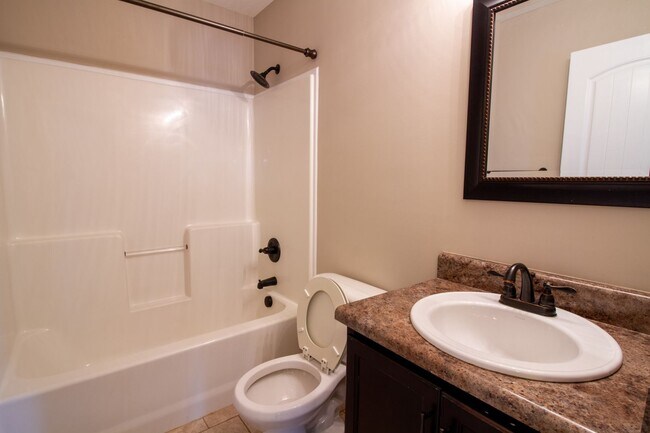 Building Photo - Fresh and Clean 3/2 with BONUS room and fenced yard.  Go.