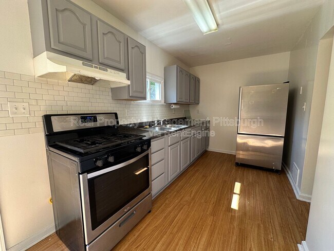 Building Photo - 822 Collins St