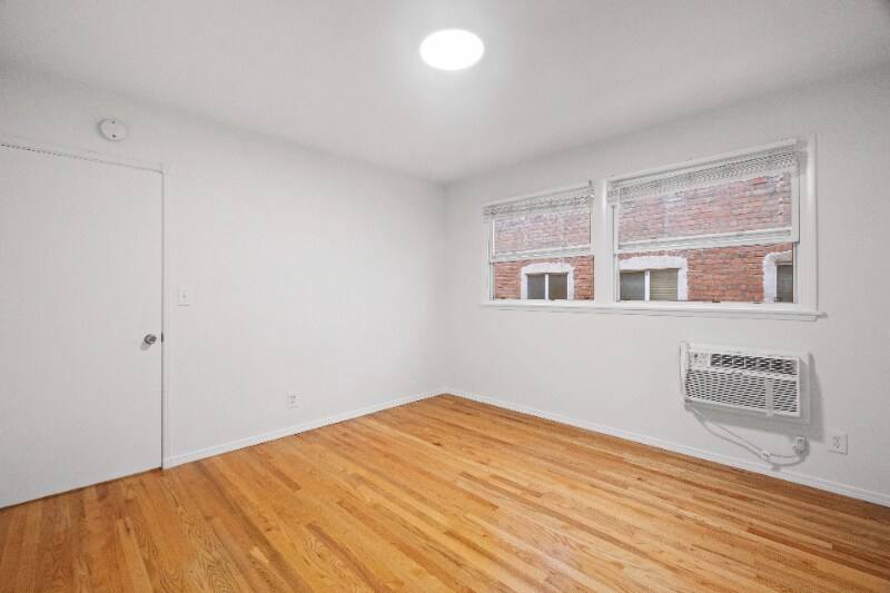 Building Photo - 2001 Beachwood Dr