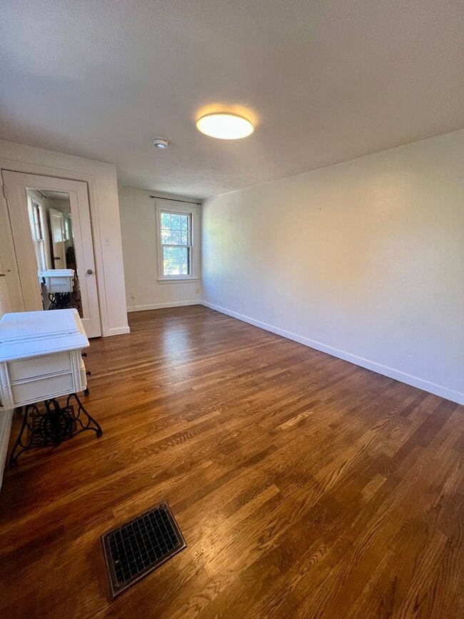 Building Photo - 4 Bedroom, 3.5 Bathroom Home - Located near Sky Lakes and Oregon Tech!