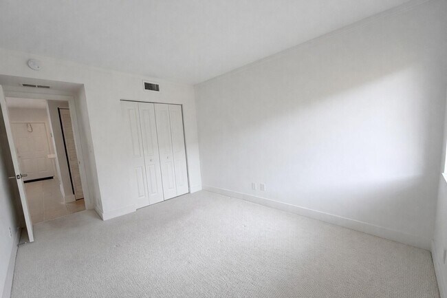 Building Photo - 2660 NE 8th Ave