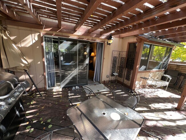 Building Photo - Large furnished 4 bedroom home with 2 car ...