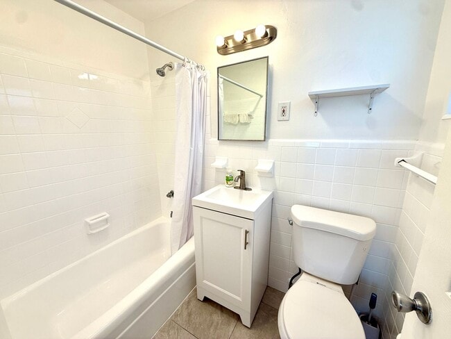 Building Photo - Spacious 1 bed 1 bath unit in Victoria Park!