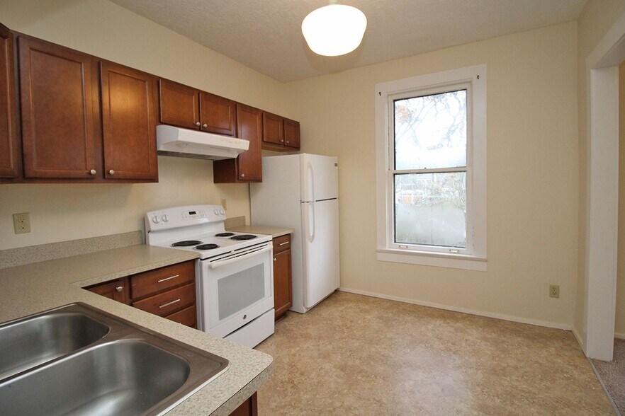 Building Photo - 3719 S Hood Ave